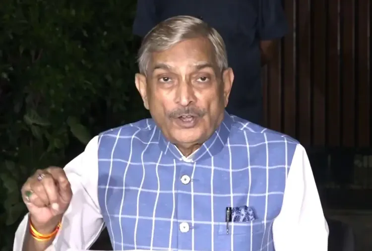 क्या चुनाव आयोग एक पार्टी प्रवक्ता की तरह बात नहीं कर सकता? राहुल के आरोपों का जवाब दे : कांग्रेस सांसद