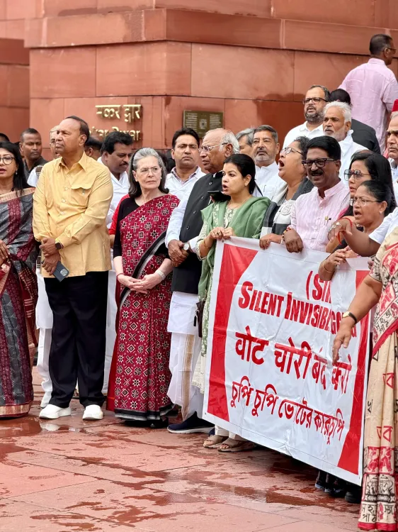 क्या संसद के बाहर विपक्ष का प्रदर्शन चुनाव आयोग और सरकार पर गंभीर आरोप लगाता है?