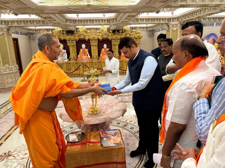 क्या सीएम देवेंद्र फडणवीस ने बीएपीएस स्वामीनारायण मंदिर में भगवान नीलकंठ वर्णी की पूजा की?