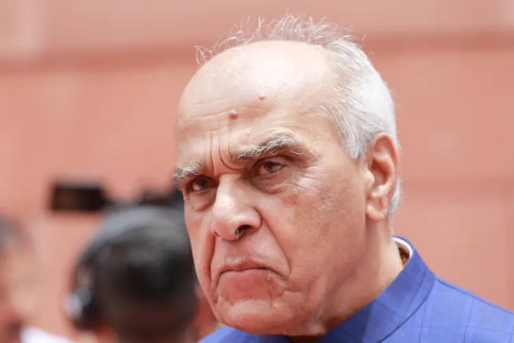 क्या कांग्रेस सांसद तारिक अनवर ने बाढ़ का जायजा लेते हुए ग्रामीणों के कंधों पर सवार होकर संवेदनहीनता दिखाई?