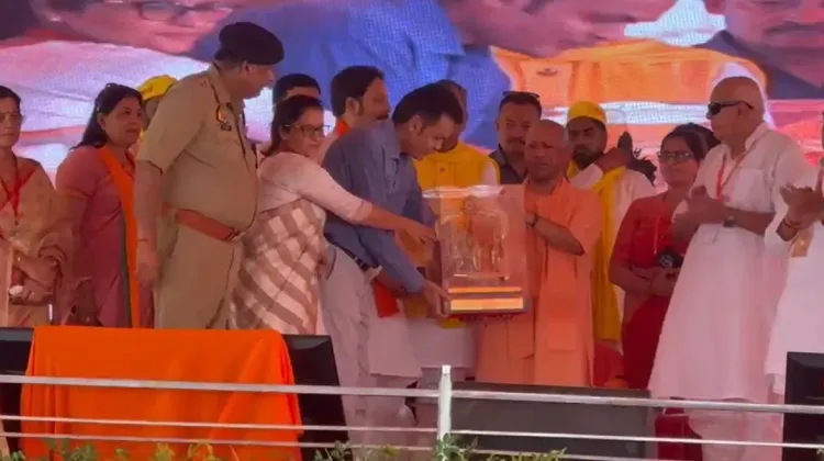 Why did Congress and SP ignore national heroes while celebrating foreign invaders?