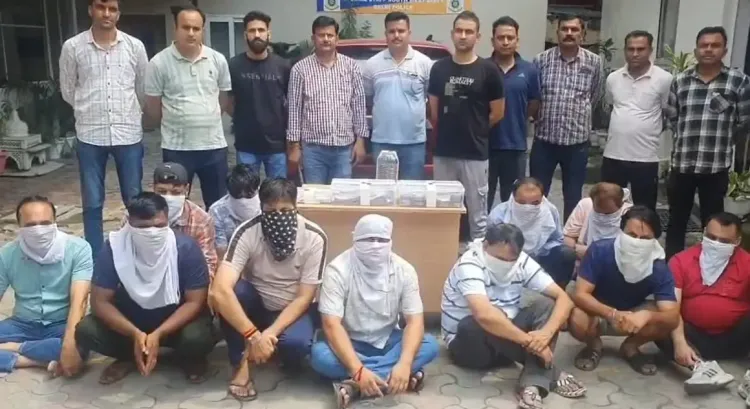 क्या दक्षिण-पश्चिम दिल्ली में बड़े जुआ रैकेट का भंडाफोड़ हुआ? 12 गिरफ्तार, 15 लाख से अधिक बरामद