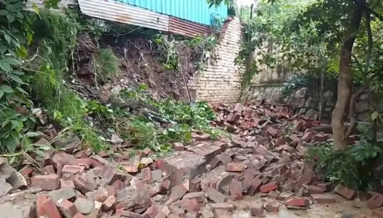क्या सिविल लाइंस में भारी बारिश से दीवार गिरने से दो लोगों की मौत हो गई?