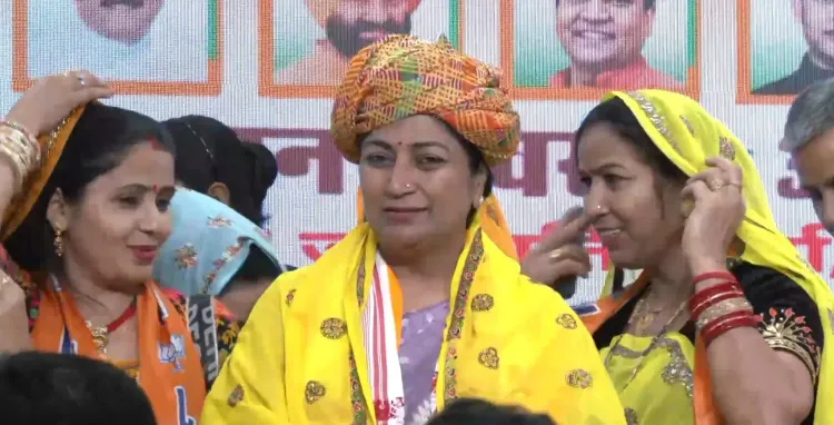 Delhi Chief Minister Engages with 'Mann Ki Baat', Encourages Community Development