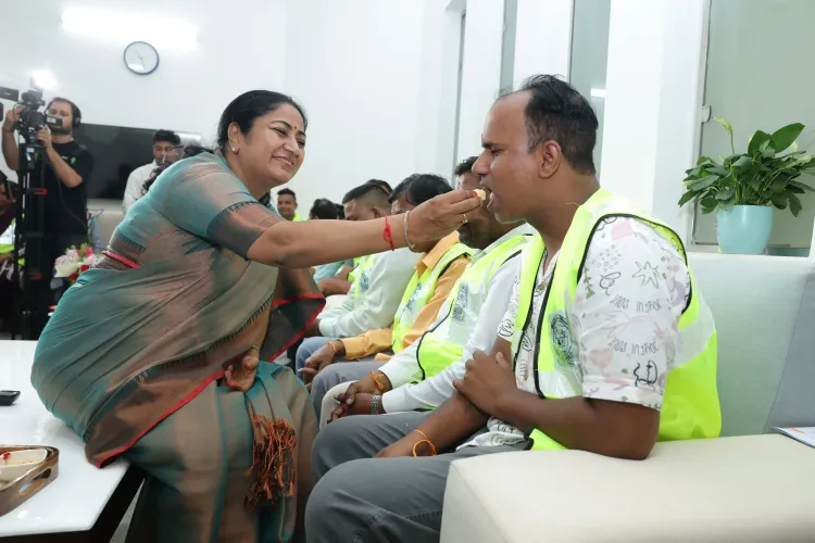 क्या दिल्ली सीएम रेखा गुप्ता ने सफाईकर्मियों को राखी बांधकर नई परंपरा की शुरुआत की?