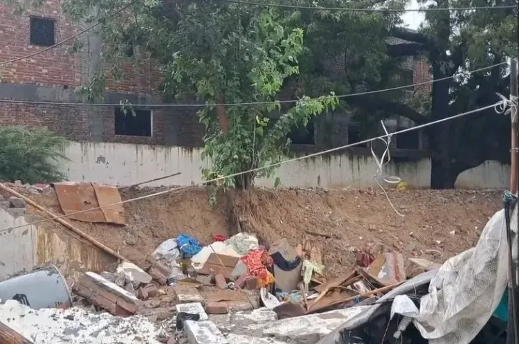क्या दिल्ली के जैतपुर में बारिश के कारण एक बिल्डिंग की दीवार गिरी?