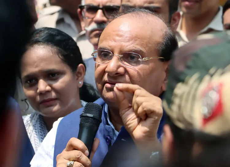 क्या दिल्ली में कांवड़ यात्रा मार्ग पर बिखरे कांच के टुकड़े सुरक्षा को खतरे में डाल रहे हैं?