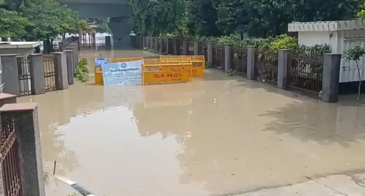 क्या दिल्ली-नोएडा में बाढ़ का कहर बढ़ रहा है? यमुना का जलस्तर खतरे के निशान के पार!