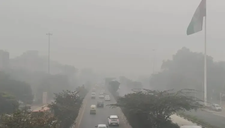 Air Quality in Delhi Plummets to 'Very Poor' Levels as Cold Wave Continues