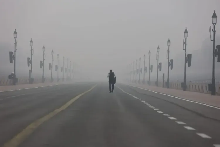 Dense Fog Covers Delhi-NCR; IMD Forecasts Light Rain and Temperature Decline