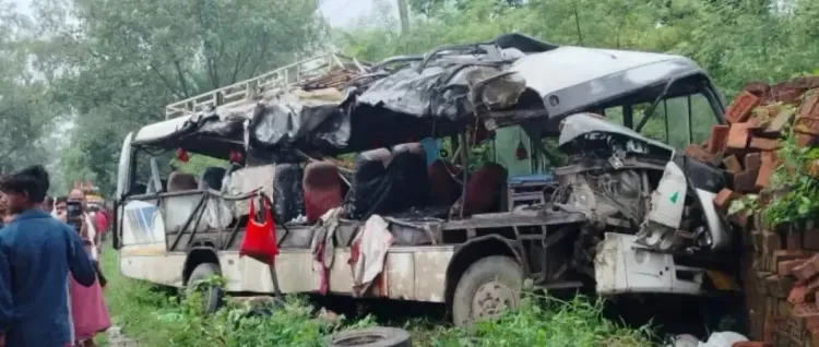क्या देवघर में कांवड़ियों से भरी बस और ट्रक के बीच हुई भीषण टक्कर से 9 की जान गई?