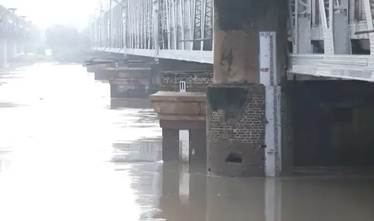 क्या यमुना का जल स्तर दिल्ली में खतरे के निशान के करीब है?
