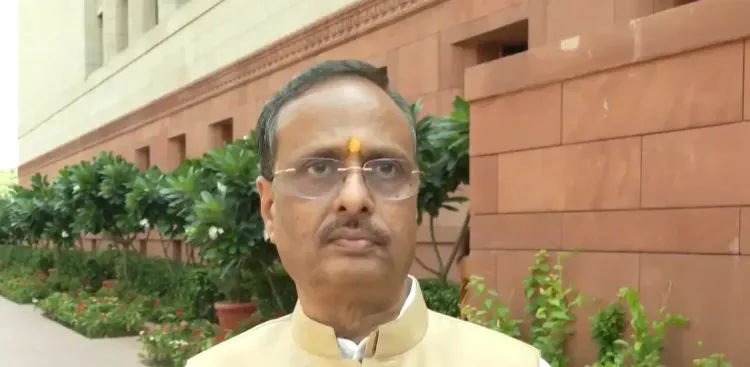 क्या दिनेश शर्मा ने सपा पर तंज कसा कि राजनीति में प्रतिशोध का स्थान नहीं होता?