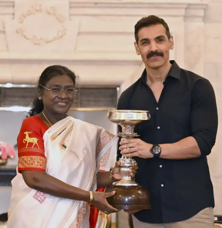 क्या राष्ट्रपति द्रौपदी मुर्मू ने नॉर्थईस्ट यूनाइटेड एफसी से मुलाकात की?