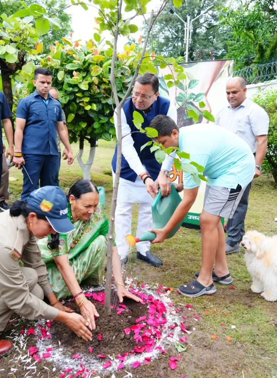 क्या मुख्यमंत्री पुष्कर सिंह धामी ने अपनी मां संग पौधरोपण किया 'एक पेड़ मां के नाम' अभियान के तहत?