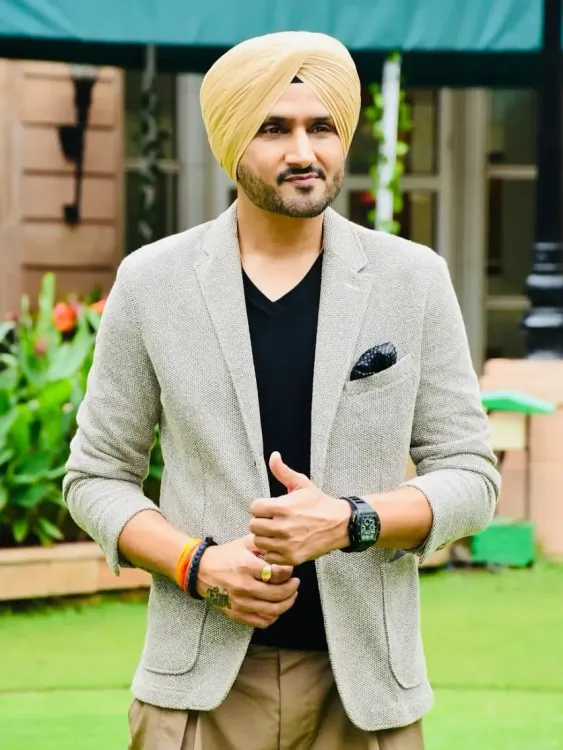 क्या पाकिस्तान के साथ खेलना सही है जबकि हमारे फौजी शहादत दे रहे हैं?: हरभजन सिंह