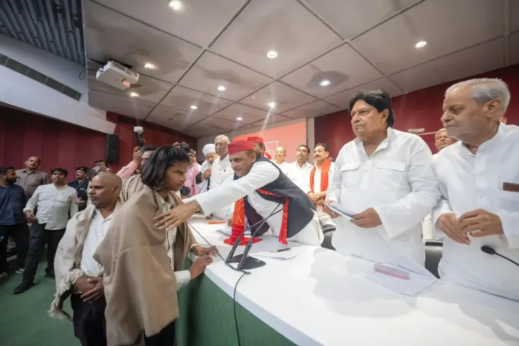 क्या इटावा के कथावाचकों की मुश्किलें बढ़ गई हैं? जाति छिपाने और फर्जी आधार कार्ड बनाने के आरोप में मुकदमा दर्ज