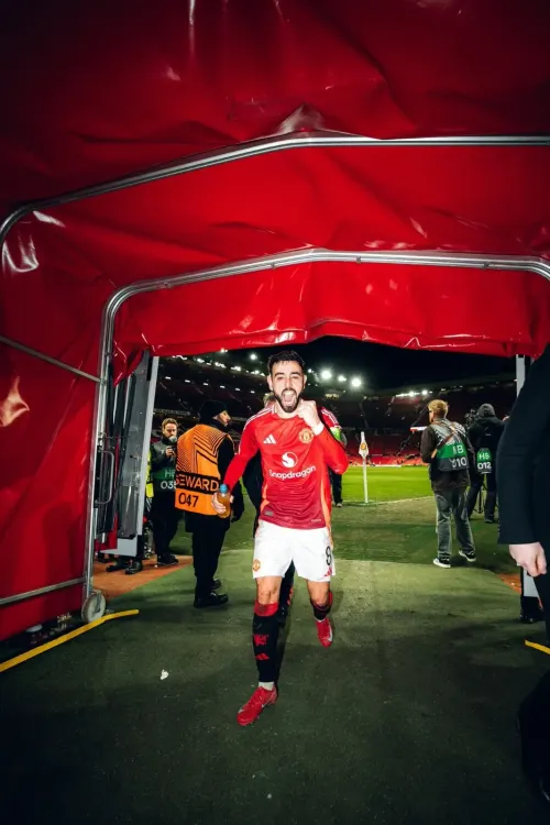 Fernandes Matches Rooney with His Fifth Player of the Month Award