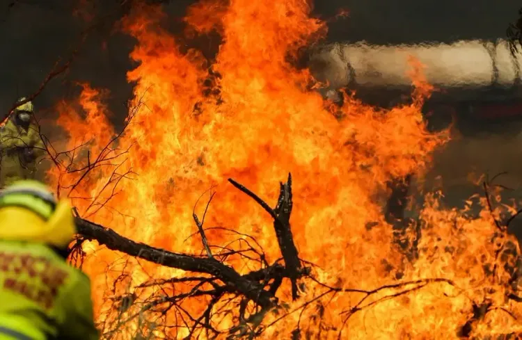 Firefighters Tackle Uncontained Bushfires in Victoria, Australia