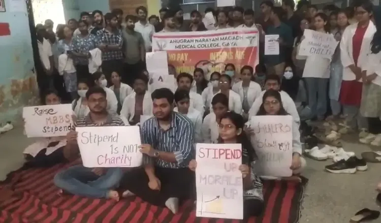 क्या गयाजी में इंटर्न डॉक्टरों की हड़ताल स्टाइपेंड बढ़ोतरी की मांग पर है?
