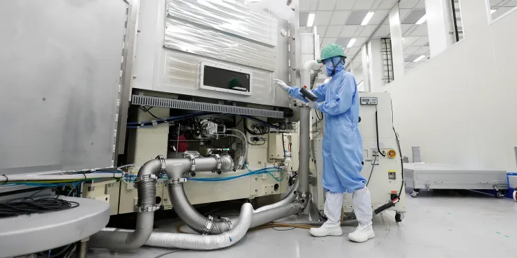 Is Global Display Equipment Spending Set to Hit $76 Billion by 2027?