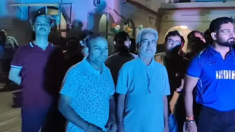 क्या ग्रेटर नोएडा की सोसायटी में लिफ्ट में फंसी मेड को बेहोशी की हालत में निकाला गया?