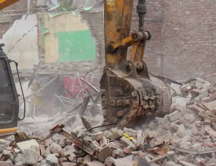 Is the Jamnagar admin pushing through road widening despite protests?
