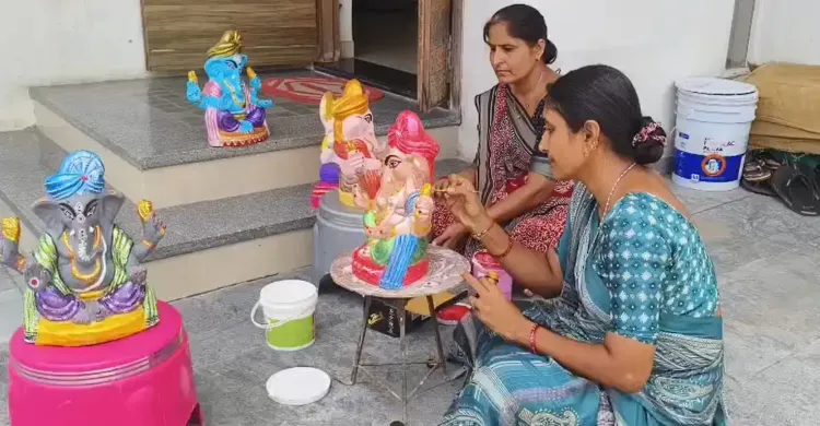 क्या साबरकांठा में सखी मंडल की महिलाएं ईको फ्रेंडली गणपति बना रहीं हैं?