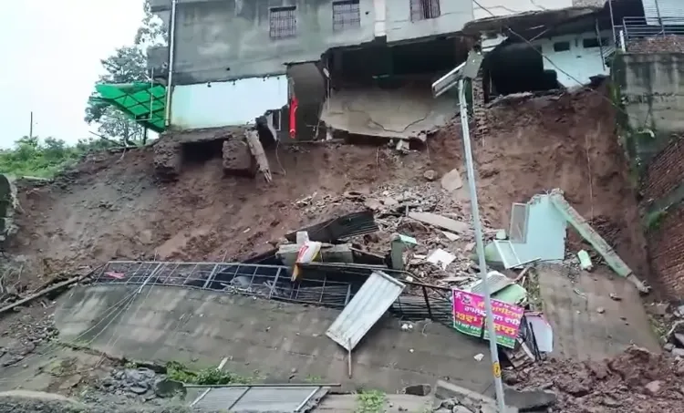 क्या हिमाचल के श्री नैना देवी में भूस्खलन से इमारत ढह गई?