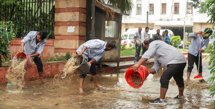 क्या दिल्ली-एनसीआर में भारी बारिश के कारण जलभराव और उड़ानों में देरी हुई?