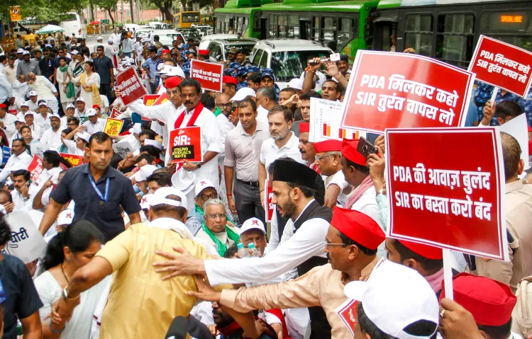 क्या चुनाव आयोग ने विपक्षी नेताओं के मतदाता सूची संबंधी आरोपों को ‘गलत’ बताया?