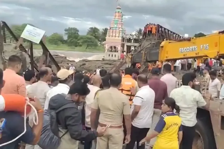 क्या पुणे में पुल ढहने से चार लोग डूब गए? लापता व्यक्तियों की खोज के लिए बचाव अभियान जारी है