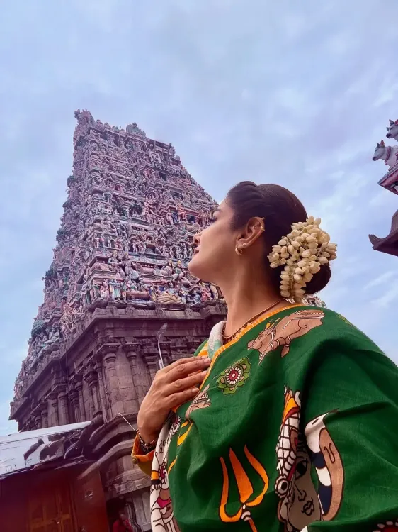 क्या रवीना टंडन ने मदुरै में मीनाक्षी अम्मन मंदिर में दर्शन किए?