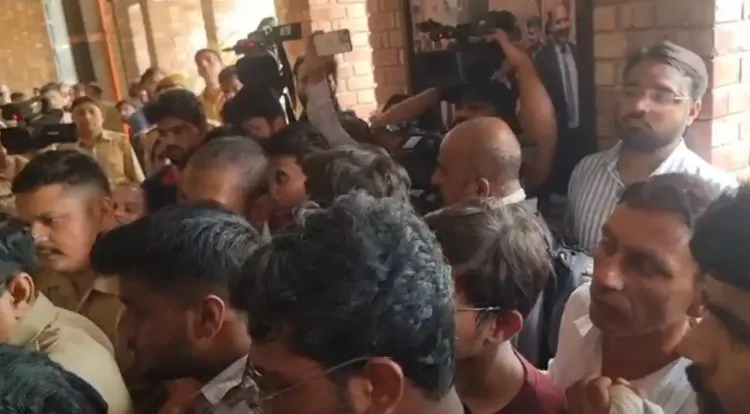 क्या शारदा यूनिवर्सिटी की छात्रा की आत्महत्या में शिक्षकों की भूमिका है?