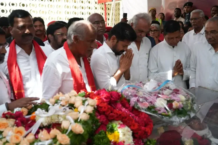 क्या तेलंगाना के सीएम और वेंकैया नायडू ने दिवंगत सुधाकर रेड्डी को श्रद्धांजलि दी?