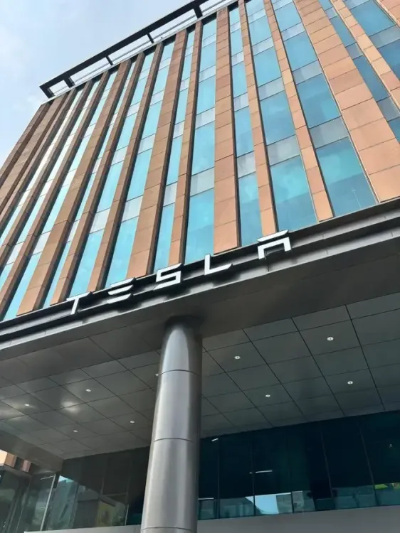 क्या टेस्ला ने दिल्ली में नया शोरूम खोला है, जो मॉडल वाई की बिक्री पर केंद्रित है?