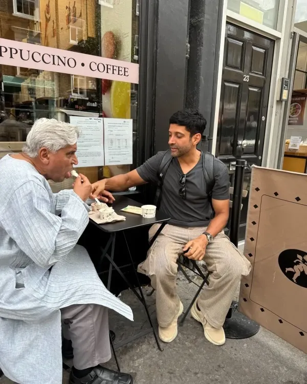 क्या जावेद और फरहान आइसक्रीम का लुत्फ उठा रहे हैं? शबाना ने कहा- छुट्टियों में सब चलता है