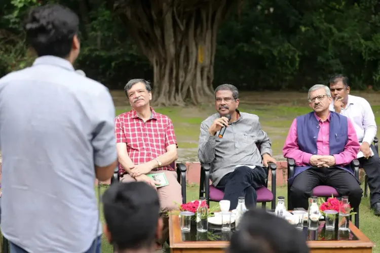 क्या आईआईटी दिल्ली में शिक्षा मंत्री ने छात्रों से आत्मनिर्भरता पर चर्चा की?