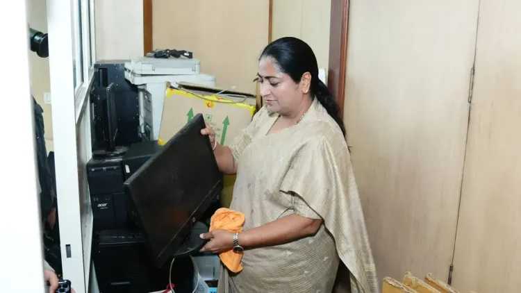 क्या आईएसबीटी में गंदगी देख सीएम रेखा गुप्ता को गुस्सा आया? कर्मचारियों से किया नए ऑफिस का वादा