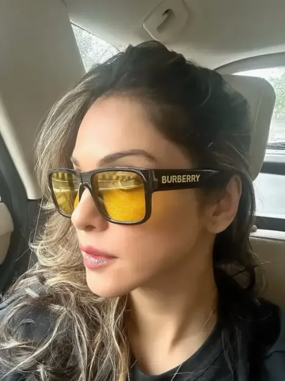 क्या ईशा कोप्पिकर का स्टाइलिश लुक सोशल मीडिया पर छाया?