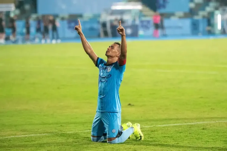 ISL 2024-25: Mumbai City FC Targets Streak Record as Hyderabad FC Relies on Home Advantage