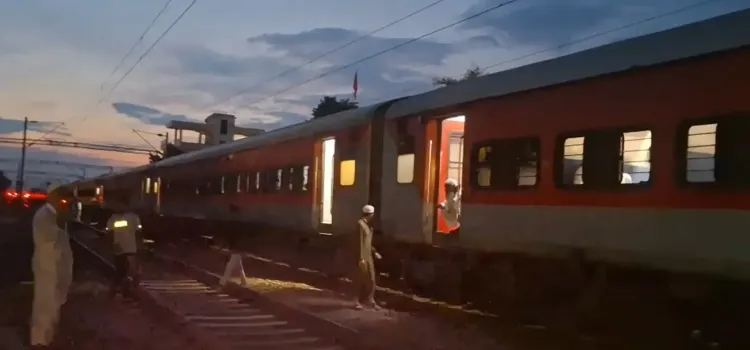 क्या इटावा में आनंद बिहार से दरभंगा जाने वाली अमृत भारत ट्रेन में आग लगी?