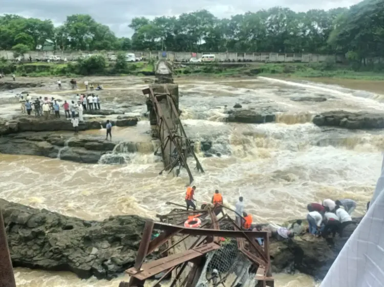 क्या जब ब्रिज जर्जर था, तब उसे बंद करने की कोई वजह नहीं थी? शिवसेना (यूबीटी) ने प्रशासन पर लगाया आरोप