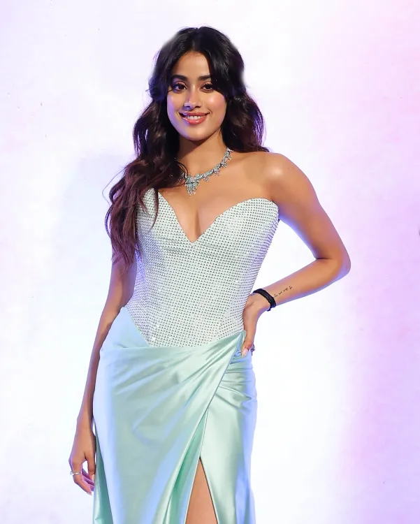 Did Jahnvi Kapoor Pray for the Passengers After the Ahmedabad Plane Crash?