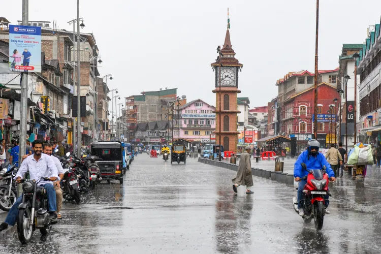 क्या जम्मू-कश्मीर में भारी बारिश के कारण रियासी और राजौरी में स्कूल बंद हैं?