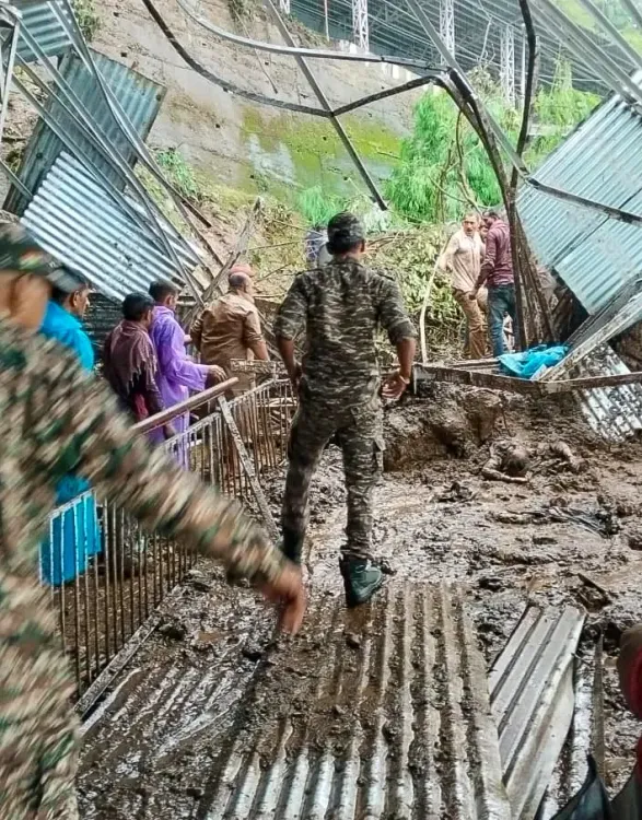 क्या जम्मू-कश्मीर में सभी प्रमुख मार्ग बंद हो गए हैं?
