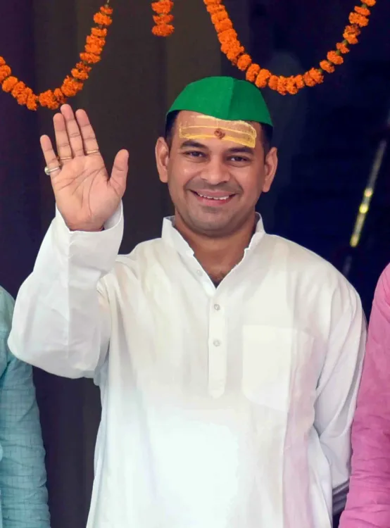 क्या काशी विश्वनाथ धाम में तेज प्रताप यादव के वीडियो ने विवाद खड़ा किया?