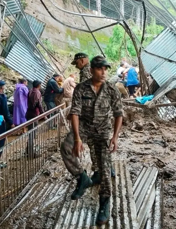 क्या कटरा में भूस्खलन ने रात्रि आवागमन पर रोक लगाई?