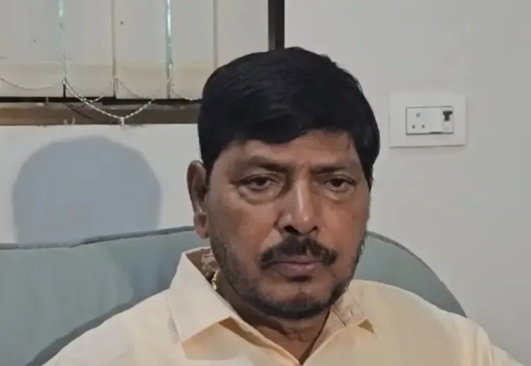 क्या केंद्रीय मंत्री रामदास आठवले ने ठाकरे ब्रांड को ध्वस्त बताया?