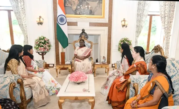 क्या लखनऊ के 'मसाला मठरी केंद्र' की महिलाएं राष्ट्रपति मुर्मू से मिलकर भावविभोर हुईं?